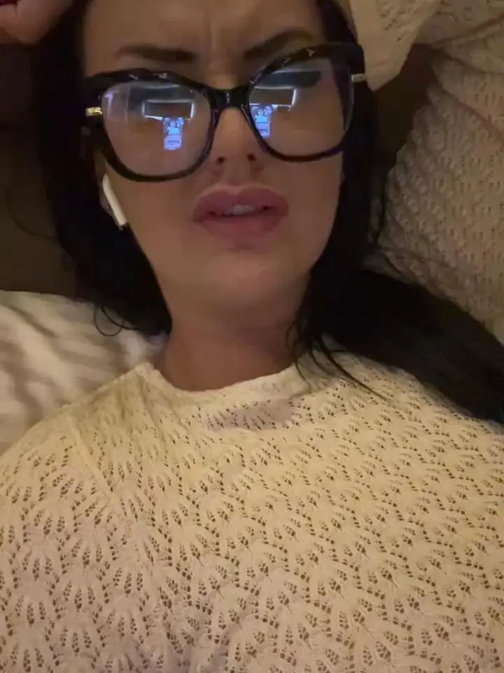 Young_hot_momStripchat Porn Cam 2024-06-18